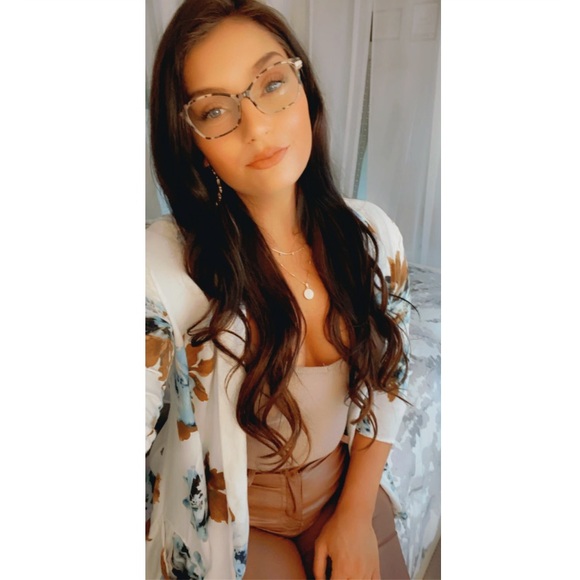 Meet your Posh Ambassador Kasey - Picture 2 of 2